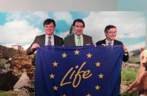 El Consejero de Fomento y Medio Ambiente de Castilla y León sostiene la bandera de los proyectos LIFE El Consejero de Fomento y Medio Ambiente de Castilla y León sostiene la bandera de los proyectos LIFE
